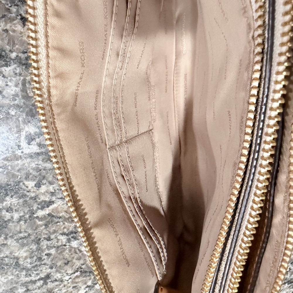 Michael Kors
SIGNATURE DOUBLE POUCH CROSSBODY - Picture 3 of 4